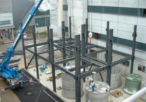 Beginn der Montage der Kristallisationsanlage