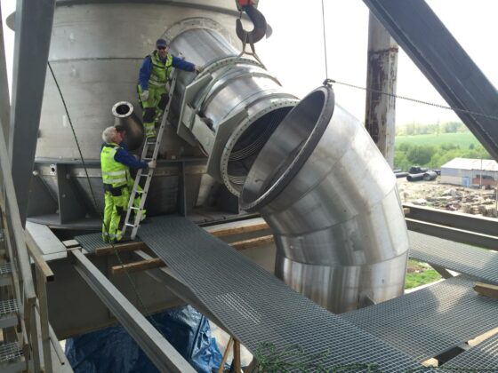 Erection of the circulation piping of the NaCl crystallization plant