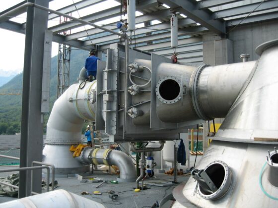 Piping of evaporator and demister